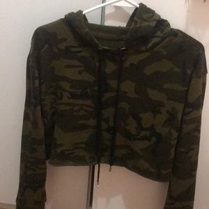 Camo cropped hoodie